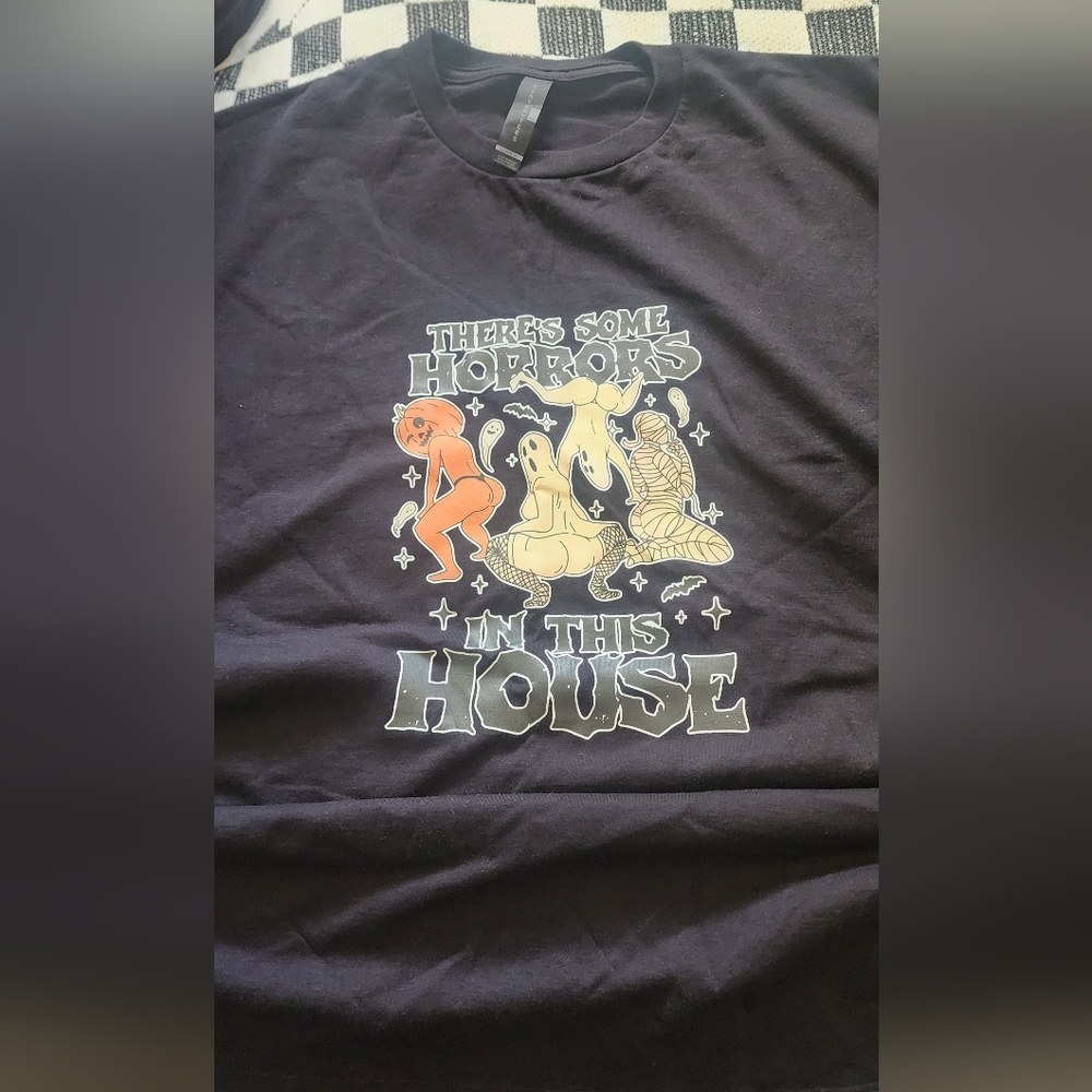 Halloween Tee Theres Some Horrors In This House